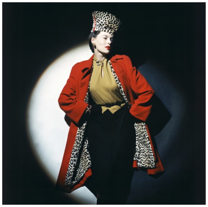 Модель в шерстяном трикотажном платье и красном пальто с «леопардовой» подкладкой.