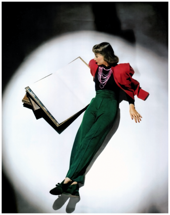 Модель Джессика Паттон Баркингтон (Jessica Patton Barkington) в красном пиджаке, зеленых брюках и замшевых туфлях в тон.