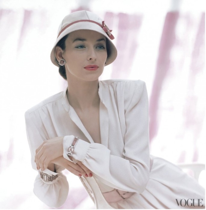 Модель Дориан Ли (Dorian Leigh) в белом платье с розовым атласным поясом.