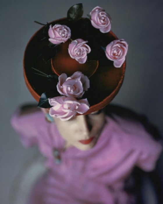 Модель в бархатной шляпке, декорированной зимними розами.
