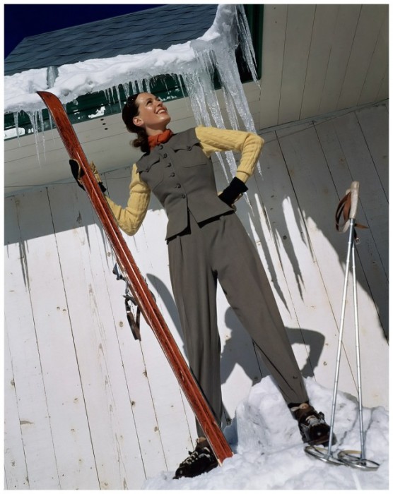 Модель в сером лыжном костюме.