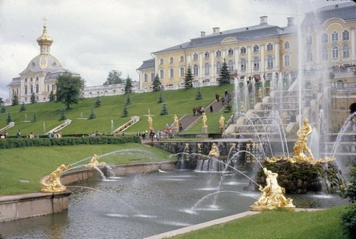 Блистающее золотом роскошное фонтанное сооружение Петродворца.