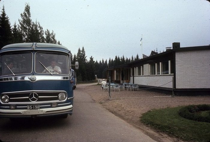 Комфортабельный автобус с туристической группой пересекает границу между Финляндией и СССР.