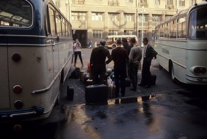 Группа иностранных туристов собралась перед гостиницей «Октябрьская» со своим багажом.