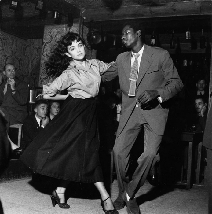 Пара, танцующая би-боп в театре Vieux Colombier в Париже, 1951 год.