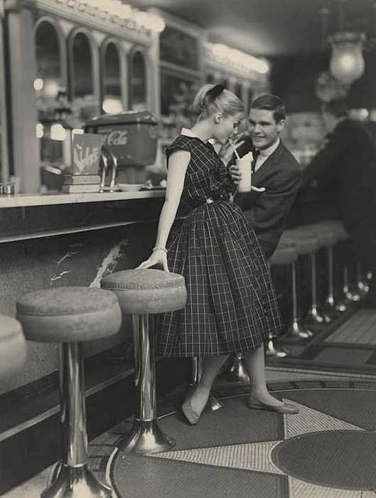 Девушка в роскошном платье на свидании в кафе, 1950-е годы.