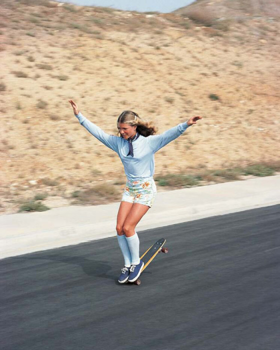 Самая крутая девушка-скейтбордист в 1970 году.
