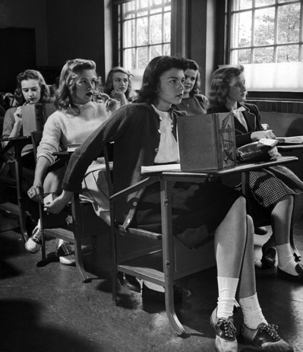 Школьницы в форменных туфлях с белыми носками, 1944 год.