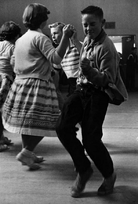 Мальчик устраивает настоящее представление во время танца со своей подругой, 1950 год.