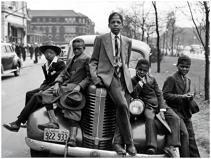 Подростки позируют на фоне авто в Чикаго, 1941 год.