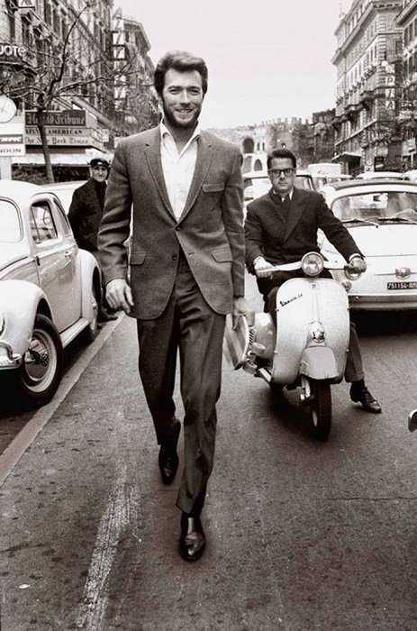 Клинт Иствуд прогуливается по Риму, 1960-е годы.