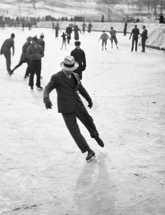 Мужчина, катающийся на коньках, 1937 год.