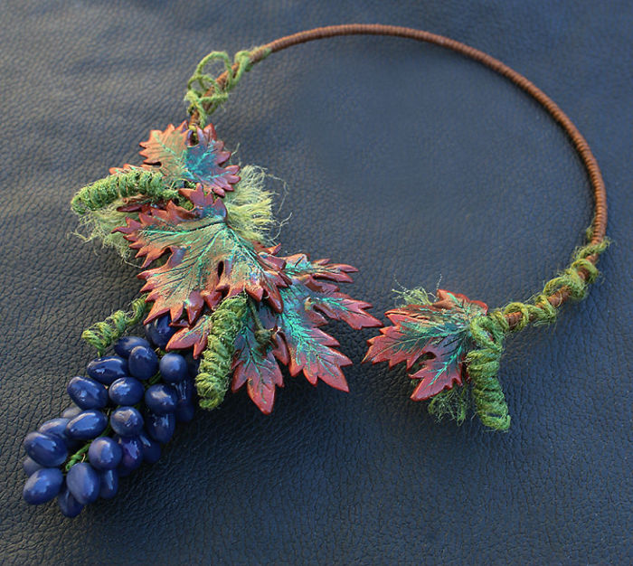 Крупное и объемное ожерелье в стиле бохо для смелых и оригинальных красавиц.