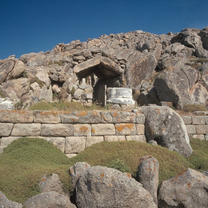 Культовые пещеры на горе Кинтос.