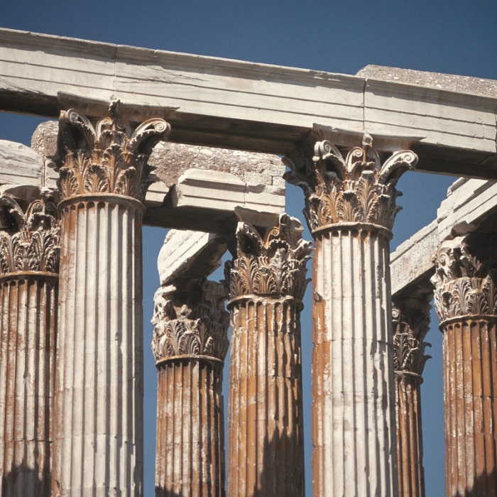Грандиозный разоренный храм в центре греческой столицы.