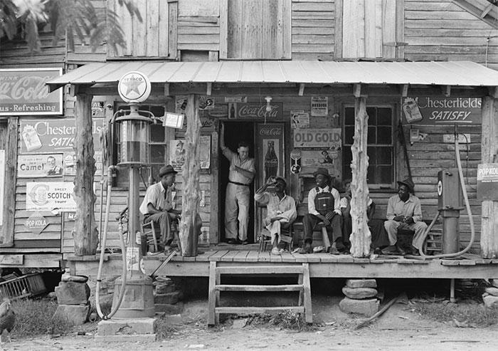 Небольшой деревянный магазинчик предоставляет услуги по заправке керосином и бензином. Гордонтон, Северная Каролина, 1939 год.