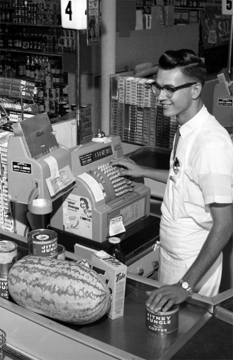 Кассир приветливо улыбается покупателям. В Таллахасси, Флорида, 1962 год.