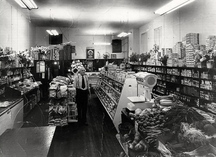 Небольшой магазинчик с широким ассортиментом товаров. Эвансвилл, 1960 год.