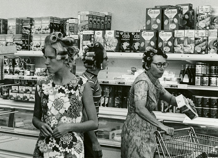В продуктовом отделе полки заставлены продукцией от известных брендов да так много, что посетители растерялись. 1960-е годы.