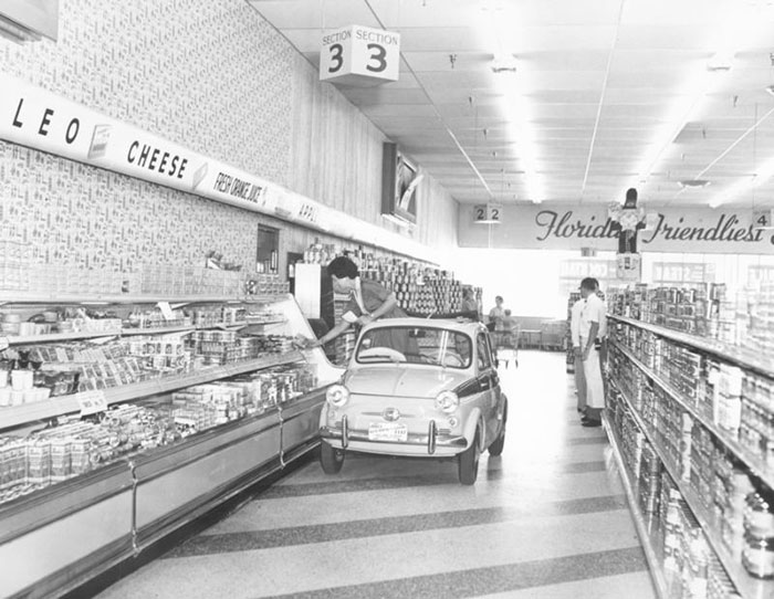 Супермаркеты «Publix» с широкими проходами и личным ассистентом, который помогает выбирать продукты разных фирм. 1957 год.