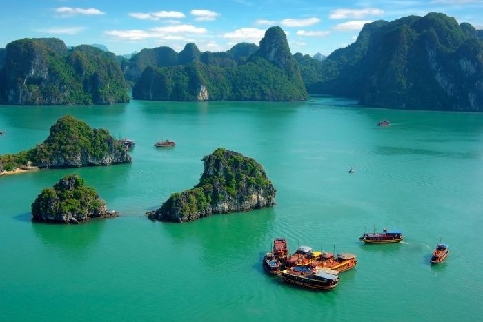 Бухта Халонг - множество островков и километры живописного побережья во Вьетнаме.
