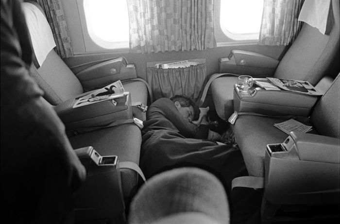 Роберт Ф. Кеннеди спит на полу самолета во время своей президентской кампании 1968 года.