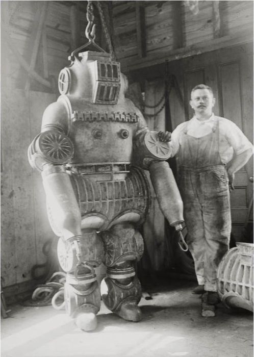 Костюм Честера Макдуффи весом около 200 кг, 1911 год.