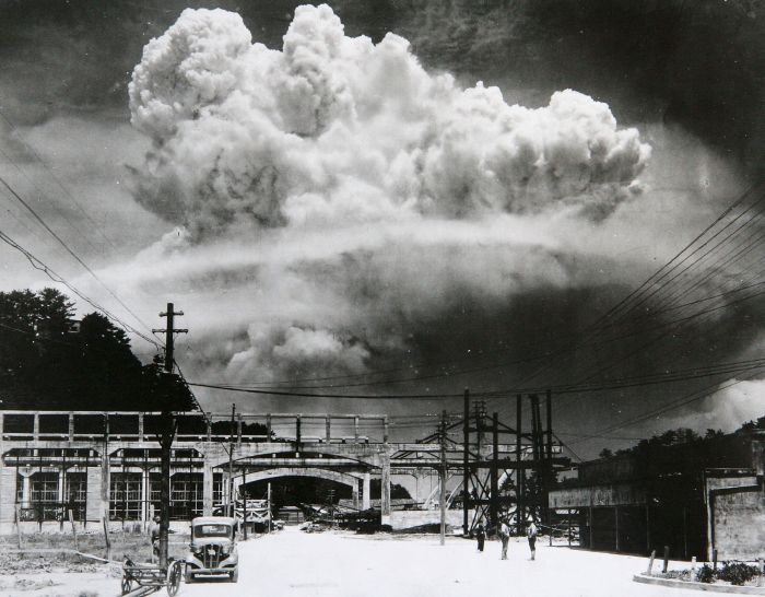 Снимок сделан через 20 минут после взрыва с соседнего острова Шимошима, за 20 километров от эпицентра.