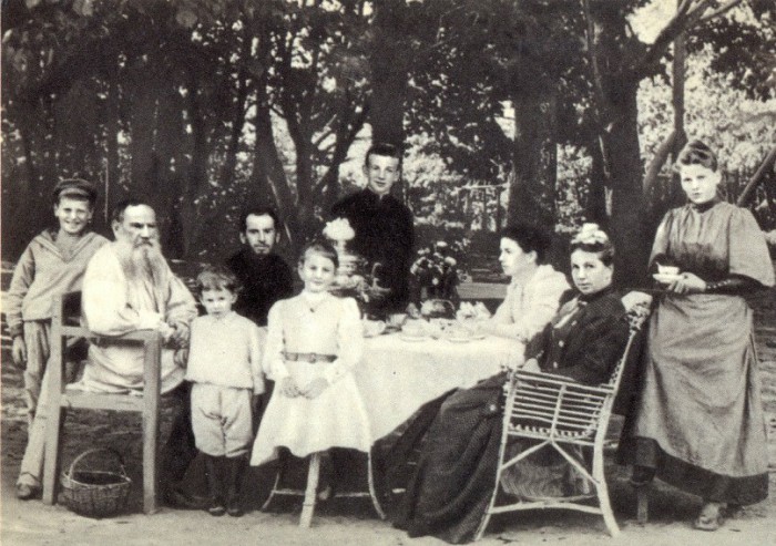 Толстой с семьёй за чайным столом в парке.