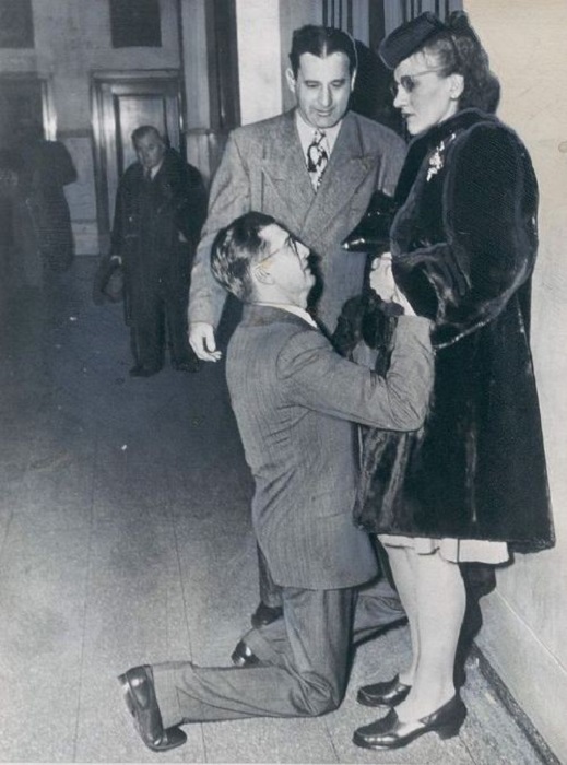 Мужчина просит жену простить его, США, 1948 год.