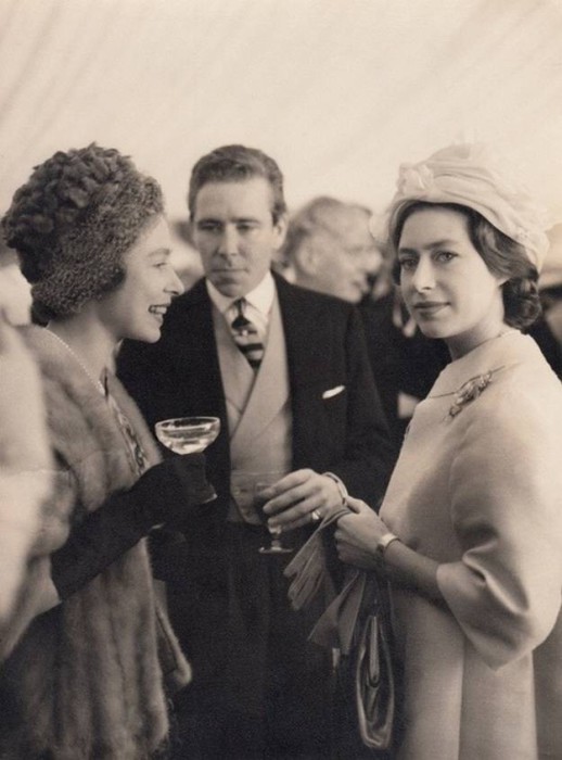 Принцесса Маргарита и Королева Елизавета на прогулке в Великобритании, 50-е года.