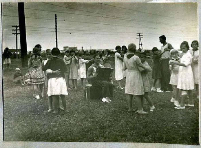 Танцы на траве под баян, 30-е годы, СССР.