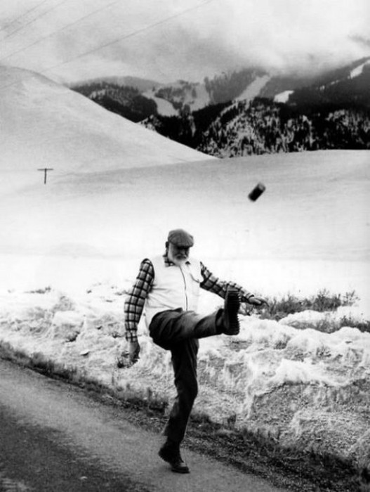 Эрнест Хемингуэй играет в футбол банкой из под пива, 1959 год, США.
