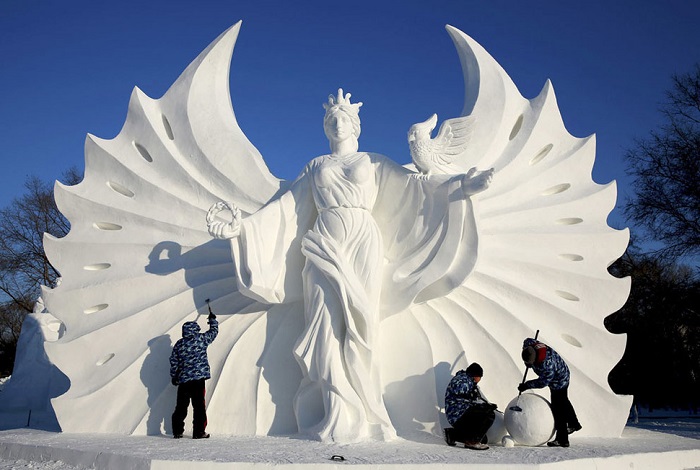 Огромная снежная скульптура.
