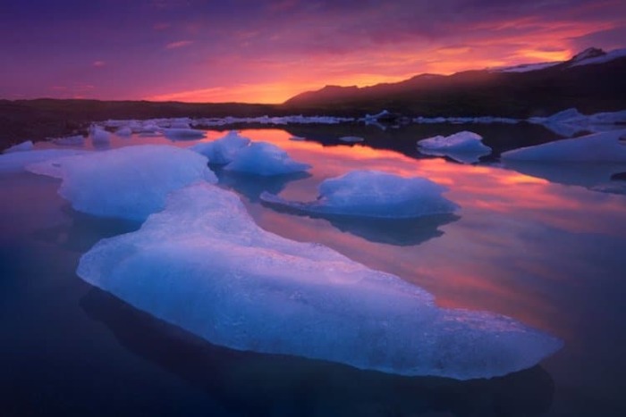 Молчаливые льдинки самой причудливой формы плывут по зеркальной глади озера.