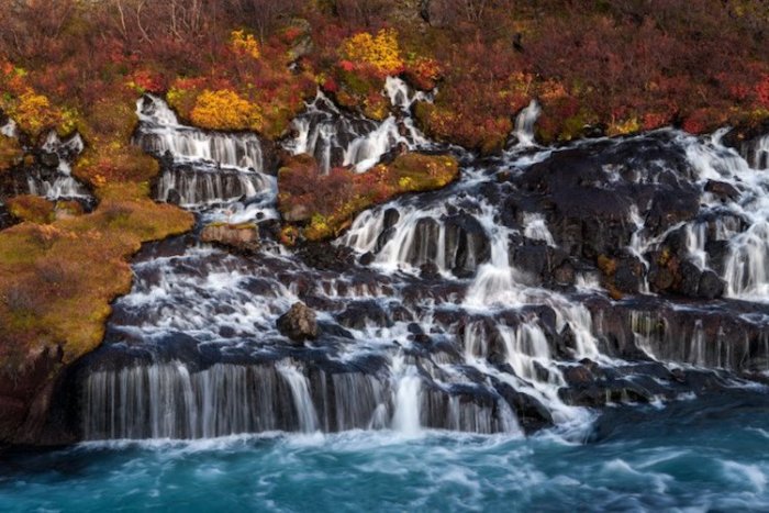 Многочисленные небольшие водопады пробиваются прямо из пористой породы.