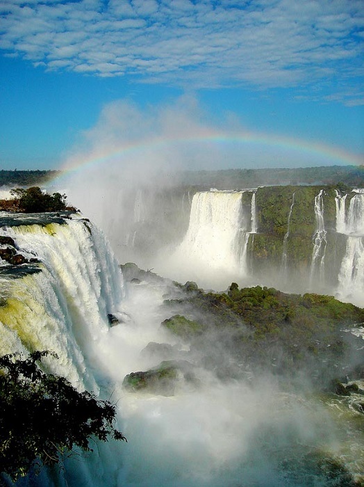 Водопад Игуасу, находится на границе Аргентины и Бразилии.