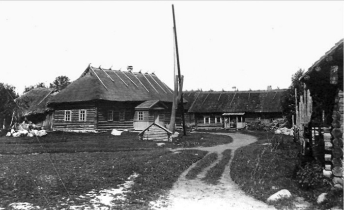 Крестьянские деревянные дома на Заозерье.