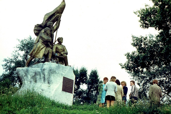 Посещение памятника жителями города.