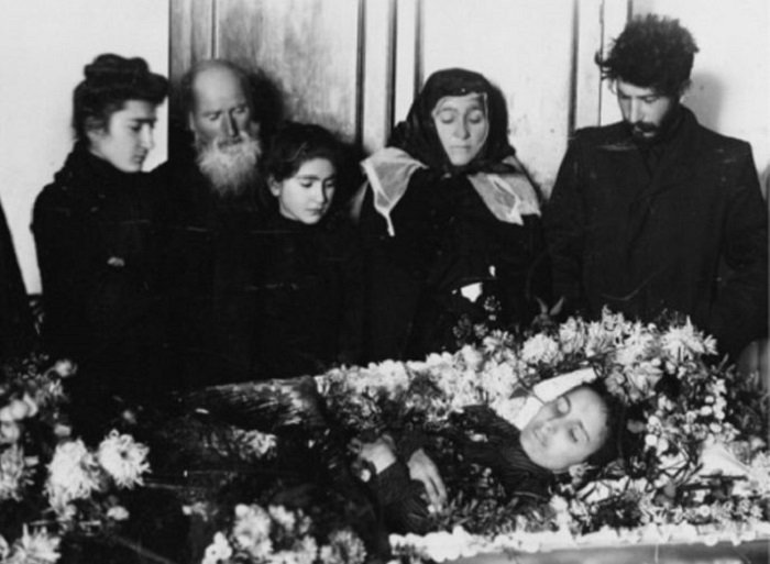 Прощание Иосифа Джугашвили со своей первой и любимой женой Екатериной Сванидзе, которая скоропостижно скончалась от чахотки, 1907 год.
