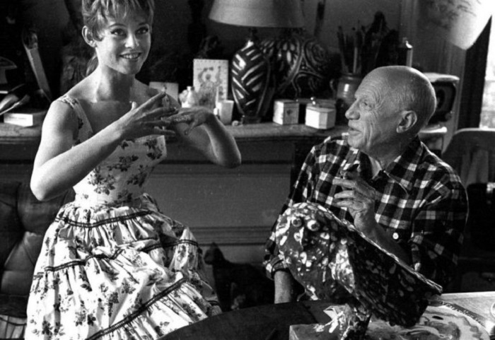 Французская актриса Брижит Бардо и испанский художник Пабло Пикассо беседуют в непринужденной обстановке, 1956 год.