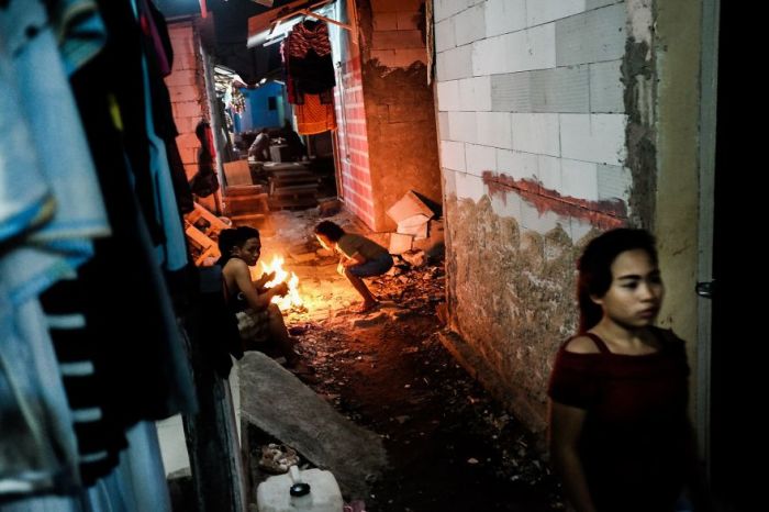 Обычный вечер детей из бедных районов Джакарты.