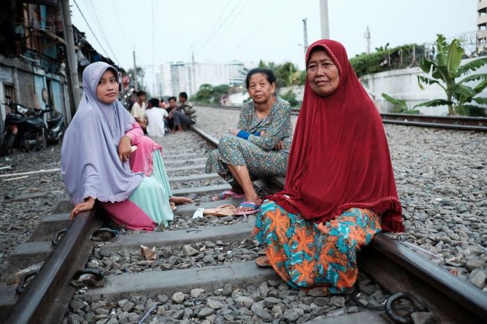 Женщины с удобством расположились на железнодорожных путях.