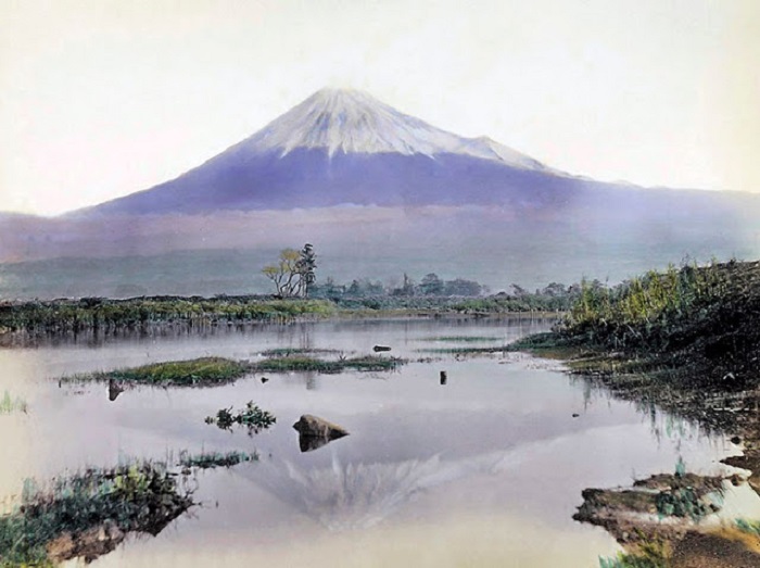 Священная гора Фудзияма, которая отражается в воде симметричным конусом вулканического происхождения.