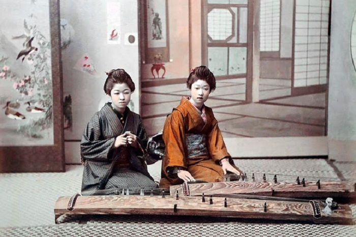 Девушки обучаются игре на кото (японская цитра) — струнный щипковый музыкальный инструмент.