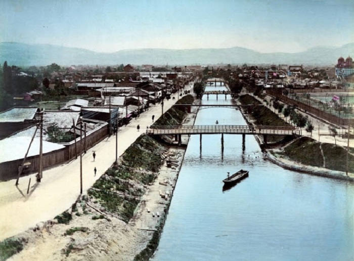 Небольшие деревянные мосты  построены через канал и соединяют два берега.