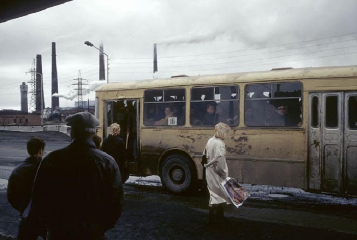 Автобусная остановка. СССР, Норильск, 1993 год.