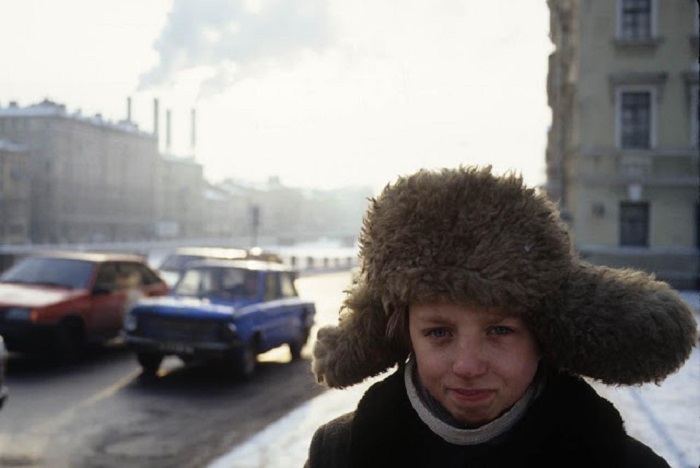 Мальчик на улице. Санкт-Петербург, 1994 год.