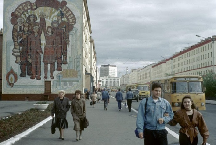 На одной из улиц города. СССР, Норильск, 1993 год.