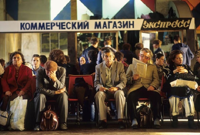 Зал ожидания на Белорусском вокзале. Москва, 1991 год.